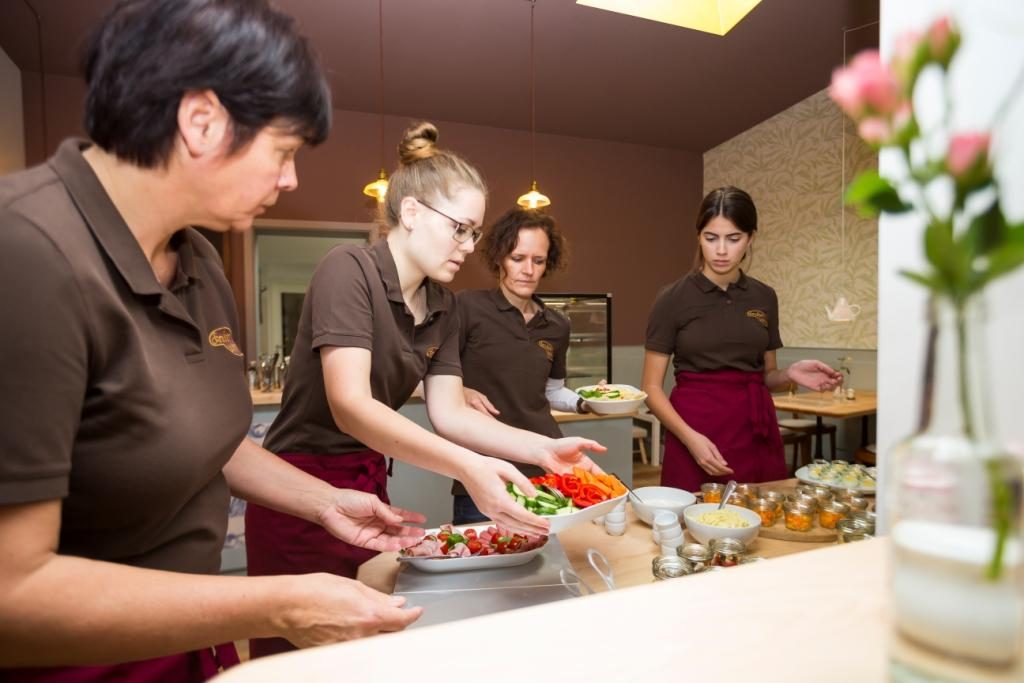 cropped-Café-Knusperbohne_Team_Über-uns-1.jpg