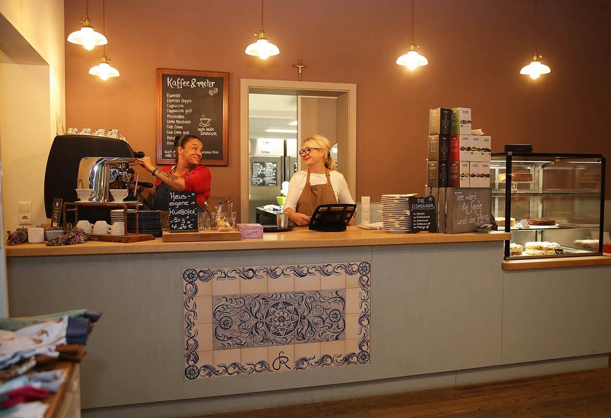 Café Knusperbohne_Team und Verkaufstheke